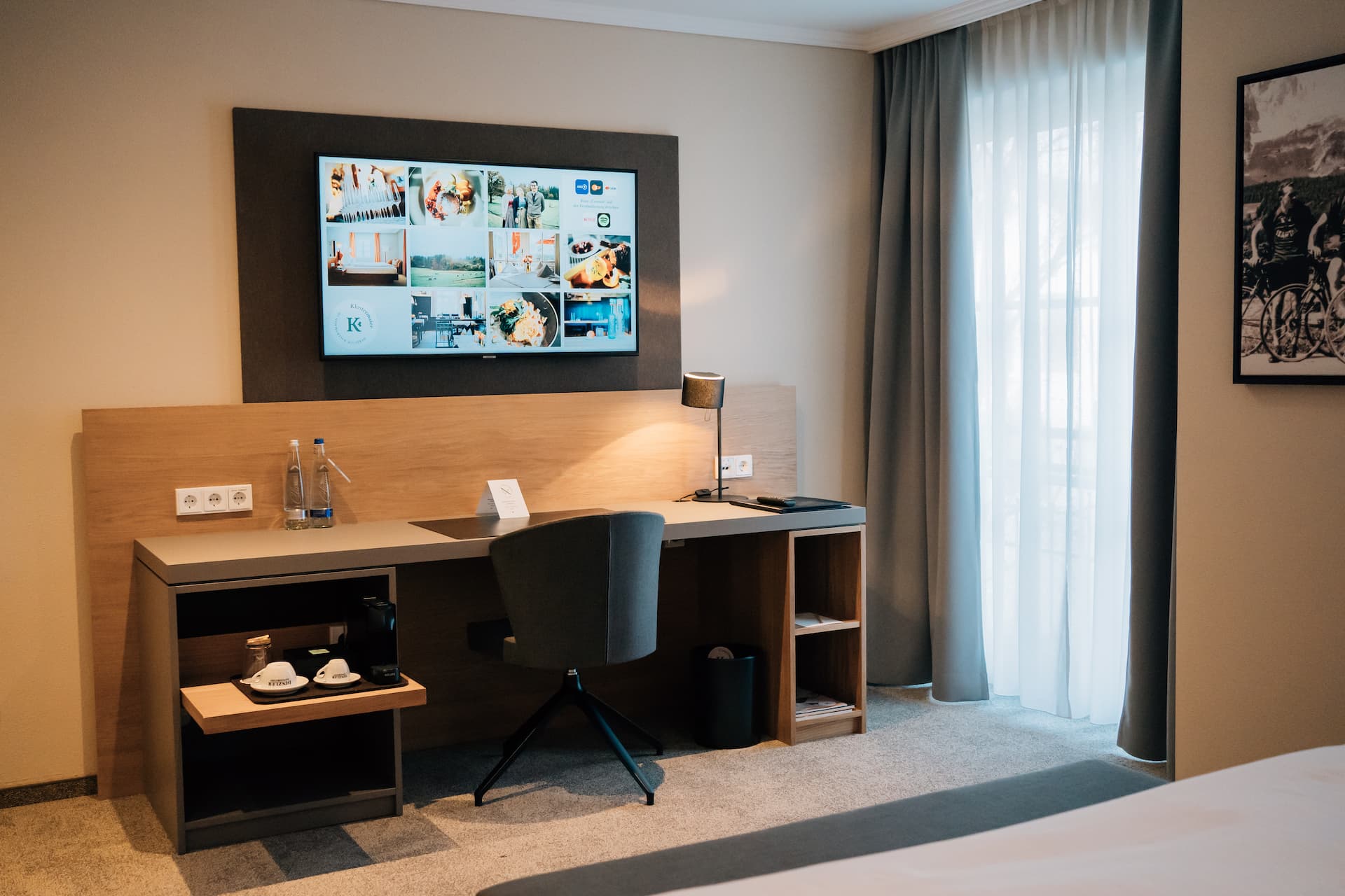 Ein Standard Hotelzimmer im Klostermeier Hotel Icking bei München - Schreibtisch